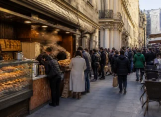 Nicușor Dan, surprins la merdenele în Piața Amzei, în mijlocul scandalului culinar Nicușor Dan, surprins la merdenele în Piața Amzei, în mijlocul scandalului culinar