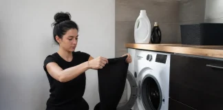 Hainele negre își păstrează eleganța când le speli cu mai multă grijă