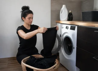 Hainele negre își păstrează eleganța când le speli cu mai multă grijă