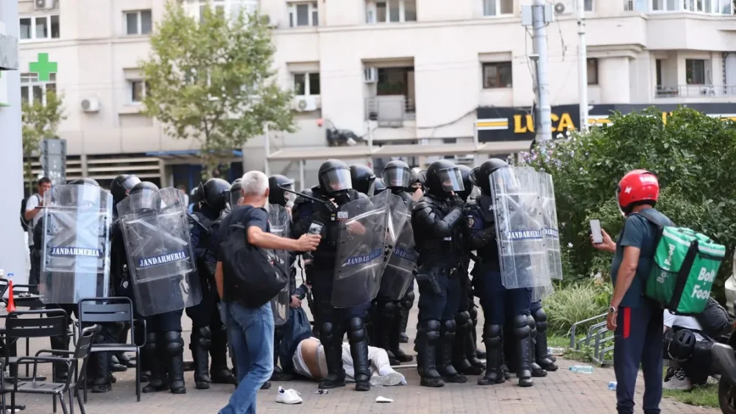 Trei echipe de presă, atacate la protestul din Piața Victoriei. Un cameraman a ajuns la spital Trei echipe de presă, atacate la protestul din Piața Victoriei. Un cameraman a ajuns la spital