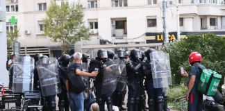 Trei echipe de presă, atacate la protestul din Piața Victoriei. Un cameraman a ajuns la spital
