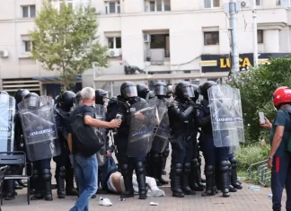 Trei echipe de presă, atacate la protestul din Piața Victoriei. Un cameraman a ajuns la spital Trei echipe de presă, atacate la protestul din Piața Victoriei. Un cameraman a ajuns la spital
