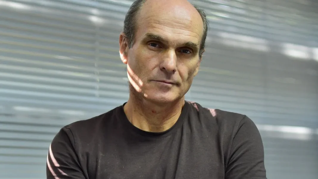 Cristian Tudor Popescu, ironizat cu lumânări la Arestul Central
