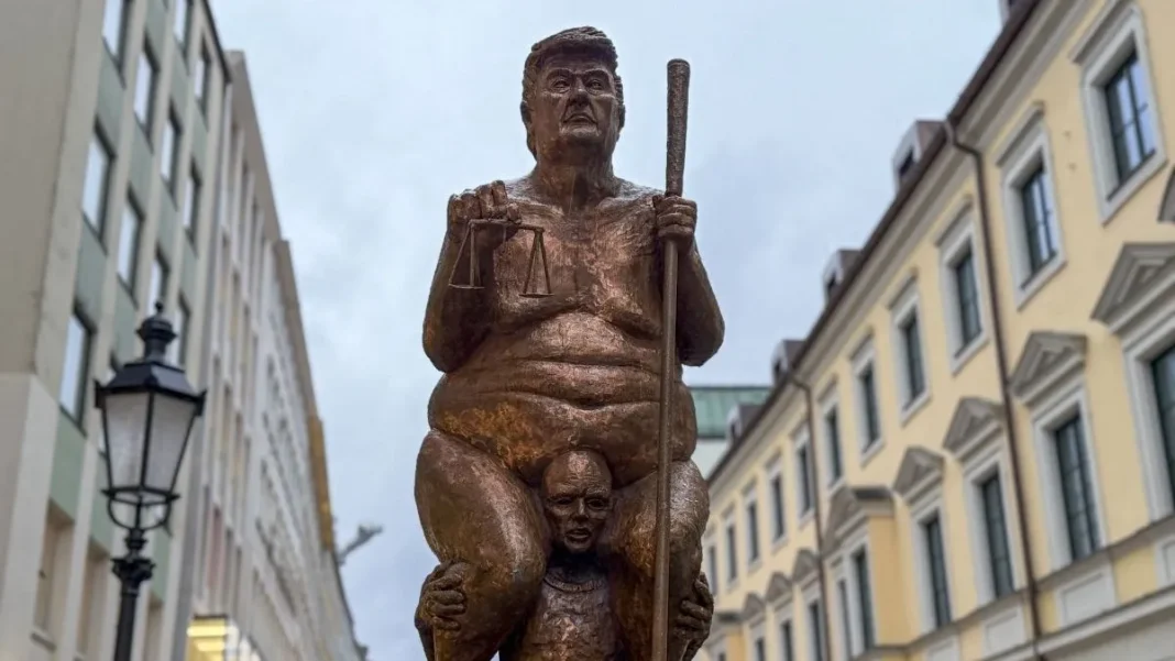 Statuia nud a lui Donald Trump, placată cu aur, expusă în Parlamentul European Statuia nud a lui Donald Trump, placată cu aur, expusă în Parlamentul European