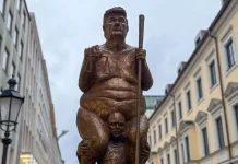 Statuia nud a lui Donald Trump, placată cu aur, expusă în Parlamentul European Statuia nud a lui Donald Trump, placată cu aur, expusă în Parlamentul European