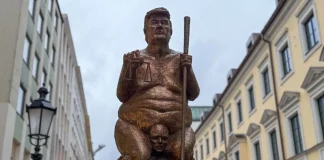 Statuia nud a lui Donald Trump, placată cu aur, expusă în Parlamentul European